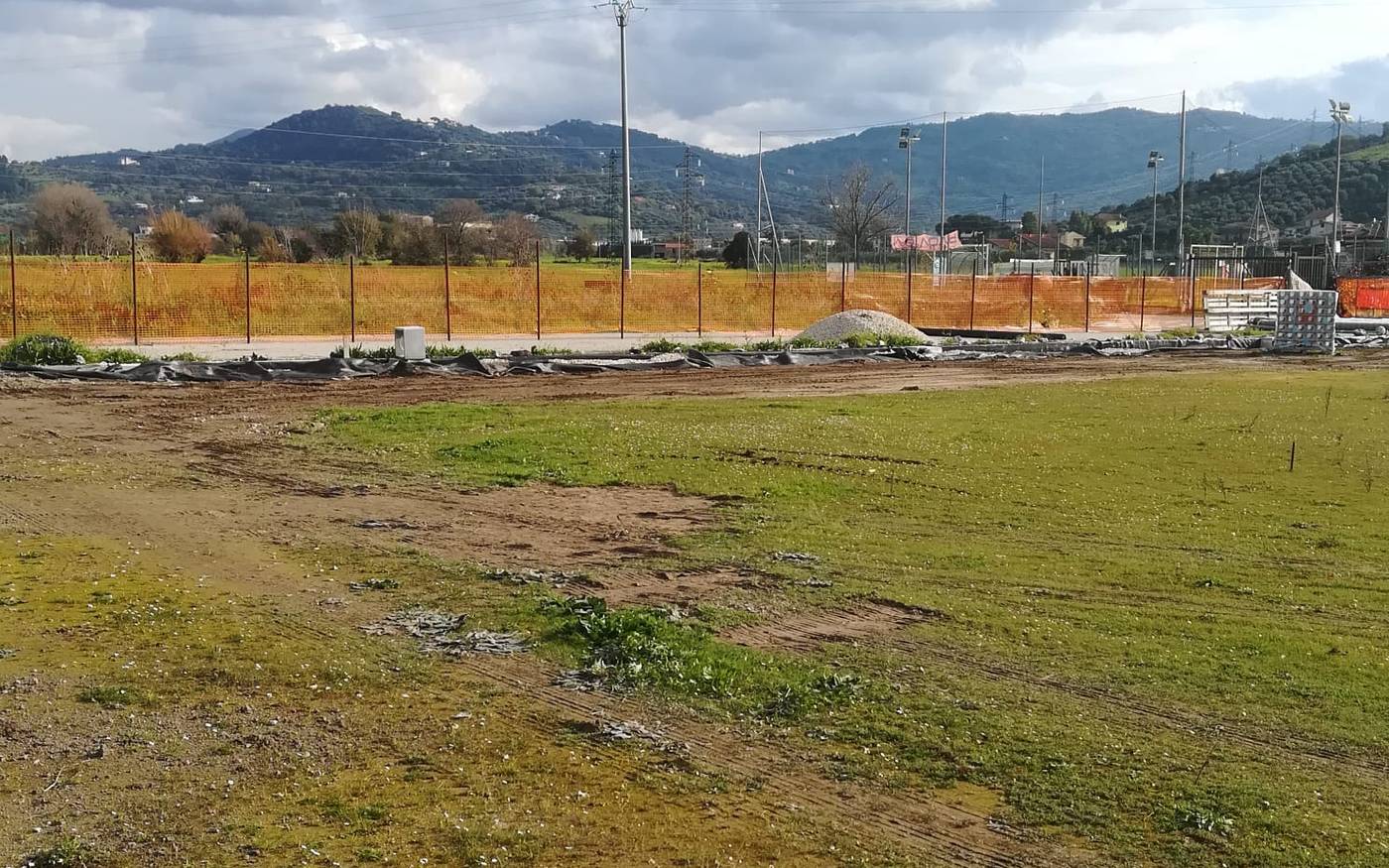 Cantiere recintato, area preparata per le opere