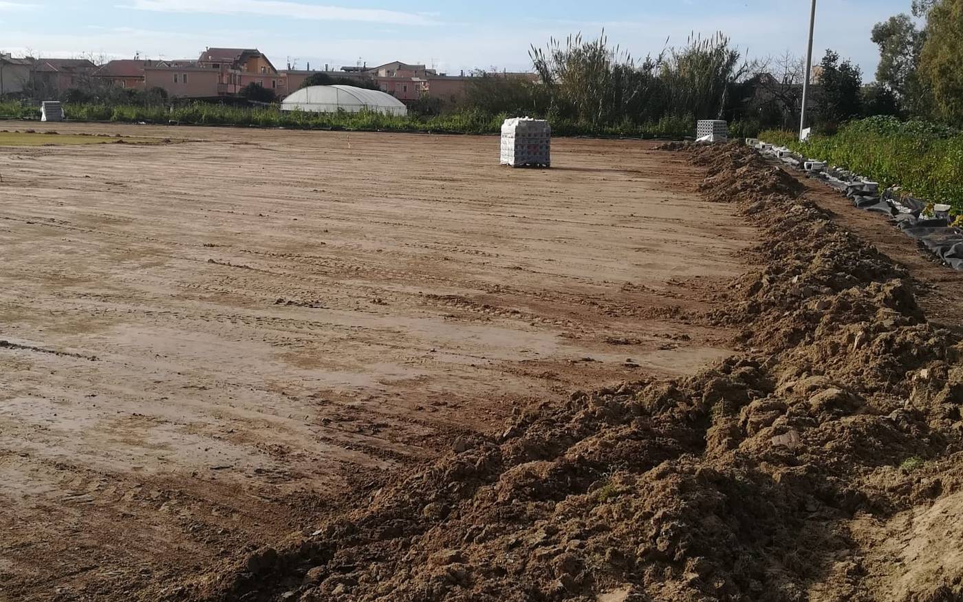 Area livellata e pronta, con il materiale di scavo accumulato a lato