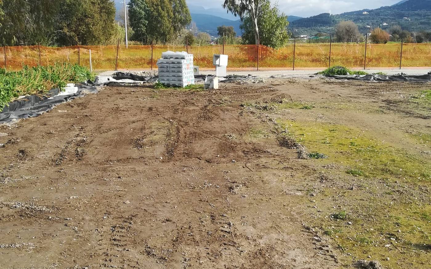 Pozzetti prefabbricati pronti per la posa su un'area urbanizzata